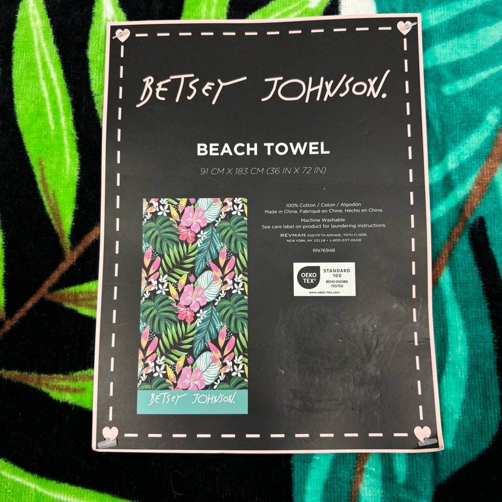 Betsey Johnson Floral Hibiscus Beach Towel NWT - Picture 3 of 5
